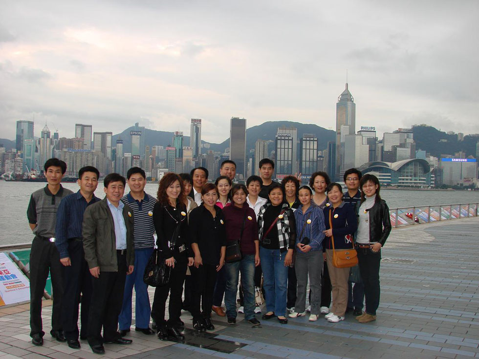 2009年11月份，公司組織本公司工齡8年以上員工赴港澳旅游，圖為在香港維多利亞港灣合影留念